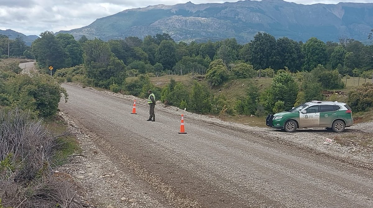 Carab_Aysen's tweet image. Durante Navidad y Año Nuevo, Carabineros del Retén Lago Verde reforzaron labores preventivas, con controles vehiculares, fiscalización a locales y patrullajes, para prevenir delitos y entregar mayor seguridad y tranquilidad a la comunidad. 🚔🎄🎆
#Prevención #CarabinerosDeTodos