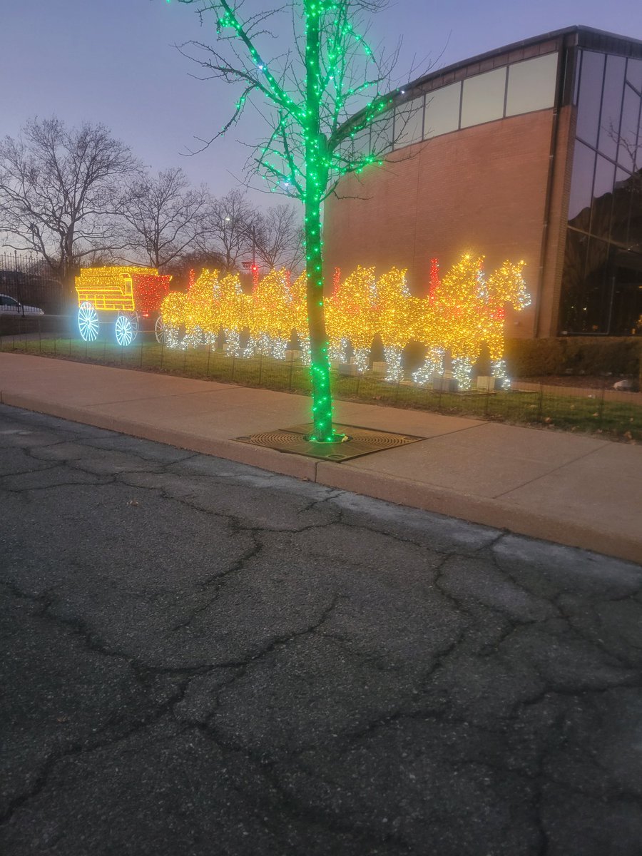 GYCoMo's tweet image. If you an opportunity this holiday szn, can recommend the Budweiser Brewery Experience light festival.
#budweiser