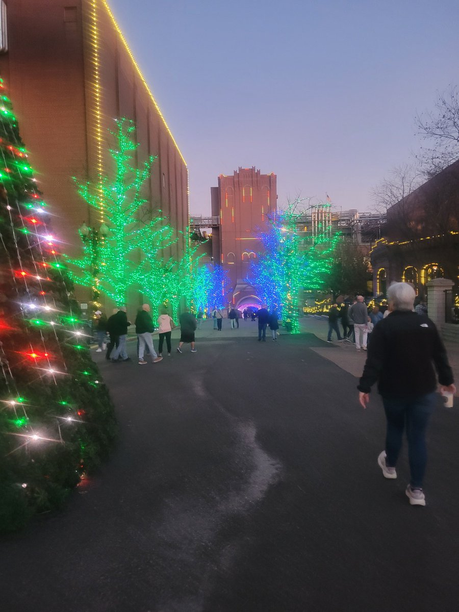 GYCoMo's tweet image. If you an opportunity this holiday szn, can recommend the Budweiser Brewery Experience light festival.
#budweiser