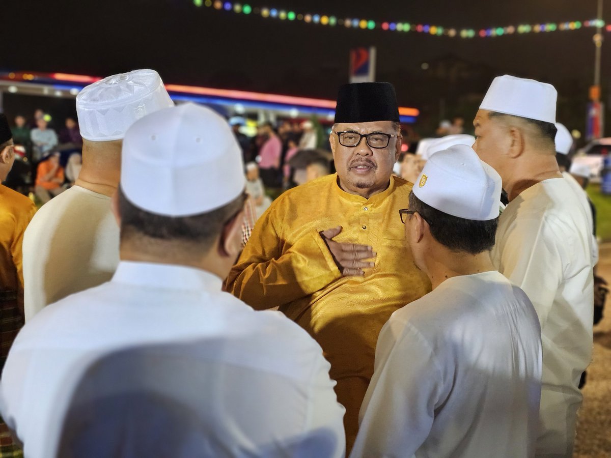 Pengarah Kerja Raya Melaka, Tuan Ir. Hj. Mohamad Salzeli bin Moktar hadir ke Program Majlis Melaka Berselawat Sempena Sambutan Ambang Tahun Baharu 2026 Peringkat Negeri Melaka yang berlangsung di Dataran Majlis Bandaraya Melaka Bersejarah (MBMB).