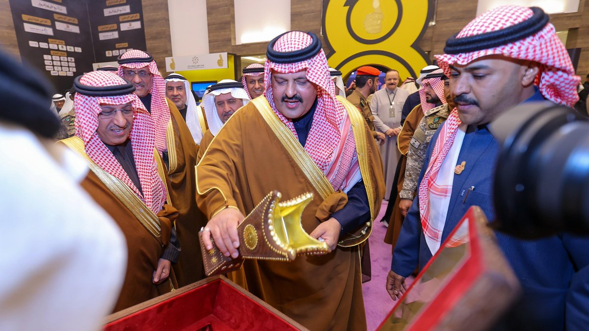 سمو #أمير_منطقة_حائل يرعى حفل جائزة سموّه "بصمة" 2025م في نسختها الثامنة بحضور أصحاب السمو والمعالي وكبار المسؤولين ويتجول سموه في المعرض المصاحب ويكرّم الفائزين بالجائزة لهذا العام.
#جائزة_امير_منطقة_حائل_بصمه
#جائزة_بصمه_2025_8