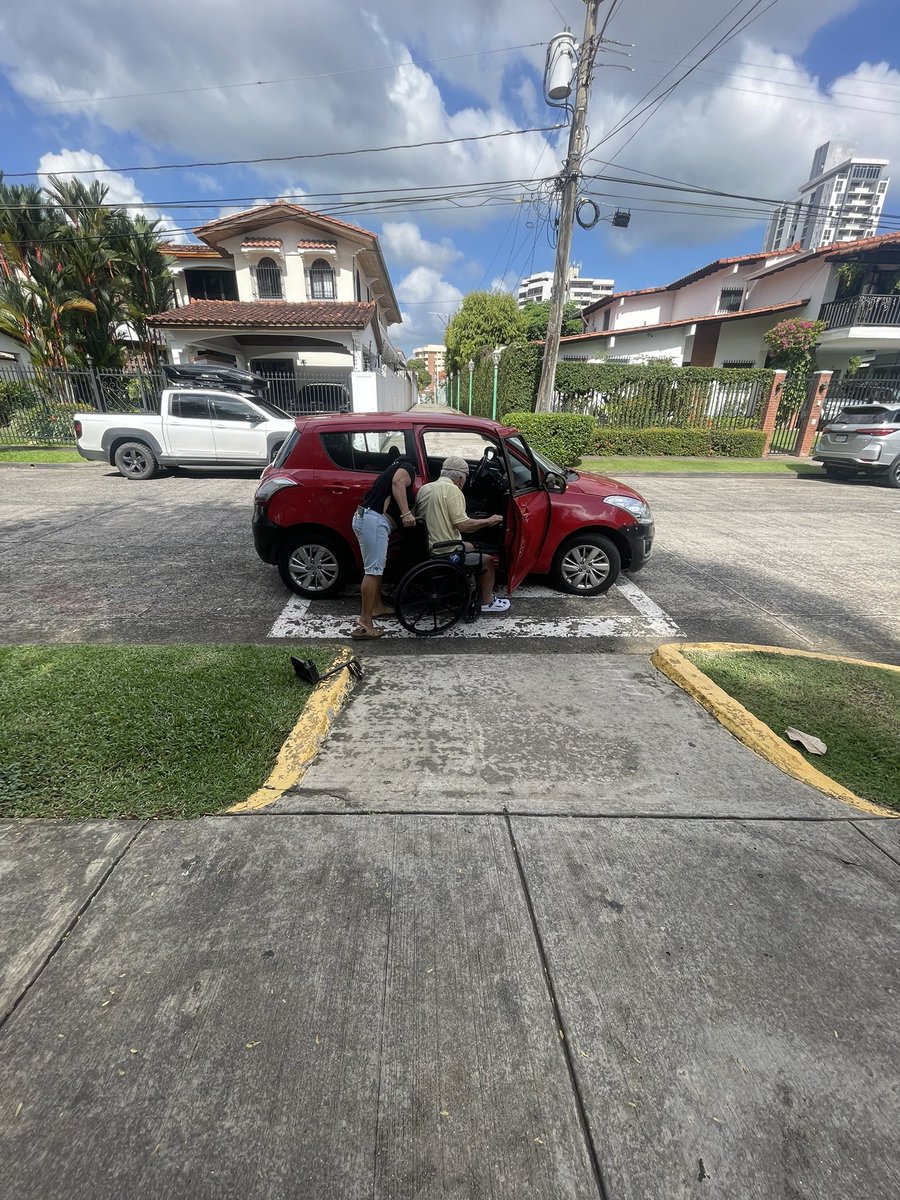 Quise llevar a mi padre al parque de VíaArgentina y no se pudo, no hay área de discapacitados. Fuimos al parque de ElCarmen, tampoco hay. Tocó pararnos encima del paso de zebra para poder usar la rampa. En fin, el que no la vive, no sabe.