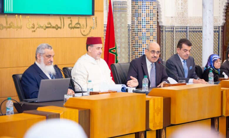 نظّمت #جائزة_الملك_فيصل بالتعاون مع الرابطة المحمدية للعلماء محاضرة علمية في #الرباط عاصمة المملكة المغربية بعنوان «أعلام الفقه المالكي والذاكرة المكانية من خلال علم الأطالس»، قدّمها الباحث السعودي سامي بن عبد الله المغلوث، الفائز بجائزة الملك فيصل لخدمة الإسلام 2025. وتناولت