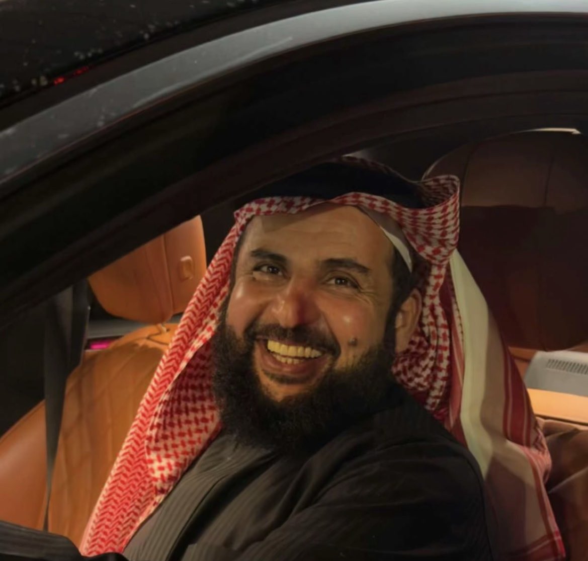 الشخص هذا لو ياخذ المركز العاشر
لو يحضر بالصياهد بدون منقيـه 
لو يطرون أنه ناوي يجي الصياهد

- اتعنى واحضر له خالد اللغيصم عزيز وغالي على قلب كل شمري وجميع اخواننا الغالين من القبائل الأخرى ؛ الحمدلله على القبول ومحبة الناس لك يبو جدعان
