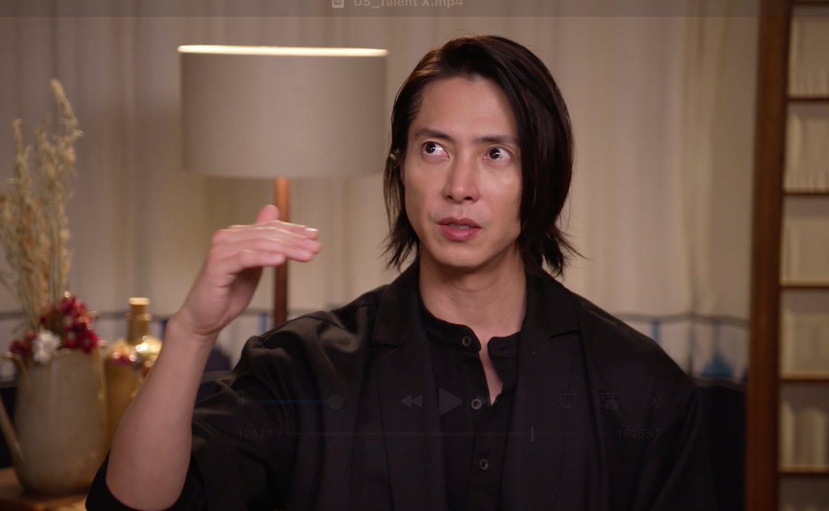 nob_hosoki's tweet image. いよいよ「神の雫 / Drops of God』の動画の公開が、１週間近くになりましたので、今回は会話中に山下さんとフルールさんの顔や手振りで表現している写真を４枚ずつ公開！まずは山下さん！

#山下智久 #神の雫 #Dropsofgod #tomohisayamashita