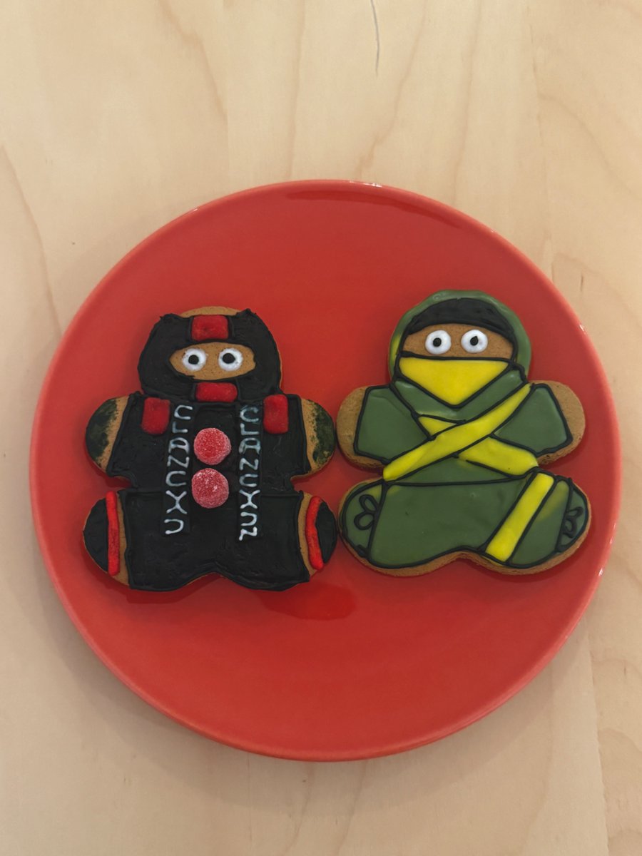 arlinwrks's tweet photo. Clancy and torchbearer gingerbread <3
#twentyonepilots #cliqueart https://t.co/HKu2CqBVYB