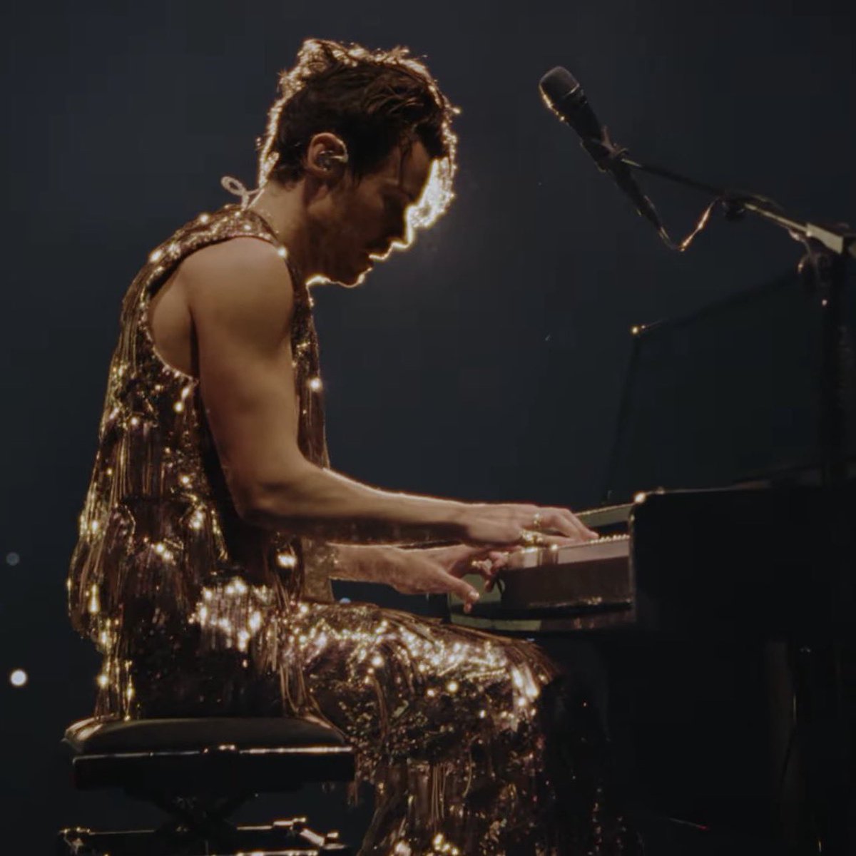 axlsugar's tweet photo. when your favorite artist is the most perfect human and artist, always leading with love, kindness, and so much care for his fans, writing a piano song for his final show, yes harry styles, we belong together, forever, forever 💌 https://t.co/IRk2YFWBT5