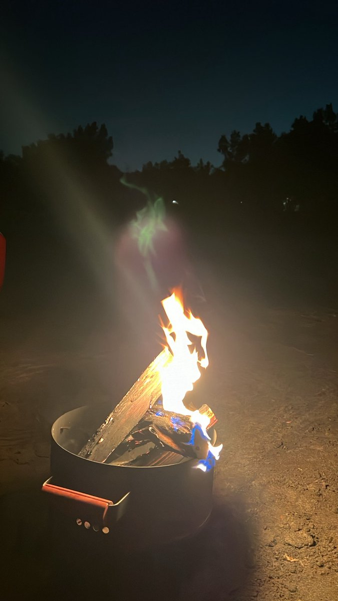 qilli23's tweet image. ضوّ الحطب والليل ما فيه سكون
والنار تحكي قصة الوقت العسير

أدفّي جسمي والحزن ما له عيون
يشرب الدمع ولا يرحم المصير