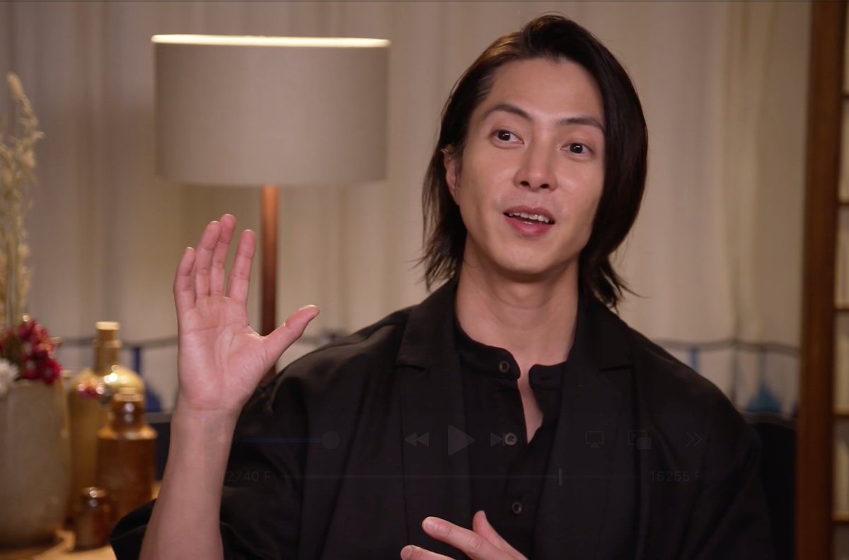 nob_hosoki's tweet image. いよいよ「神の雫 / Drops of God』の動画の公開が、１週間近くになりましたので、今回は会話中に山下さんとフルールさんの顔や手振りで表現している写真を４枚ずつ公開！まずは山下さん！

#山下智久 #神の雫 #Dropsofgod #tomohisayamashita