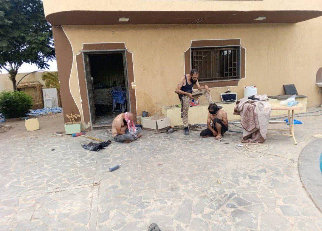 أفادت مصادر محلية بأن عنصرًا من ميليشيات الهجري والحرس الوطني أقدم على تعذيب مختطفين من أبناء العشائر في السويداء
وتمت الإشارة إلى أن العنصر يُدعى موفد أسد حمزة، وينحدر من بلدة جنوب المحافظة.
#ميليشيات_الهجري #السويداء #رساس #انتهاكات #تعذيب #خطف #أبناء_العشائر