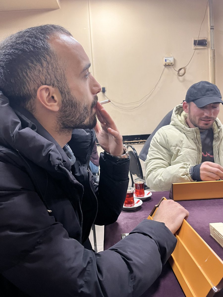 Şiir adam ile kahvedeyiz. Hani hiç gelmeyeceksin ya okey