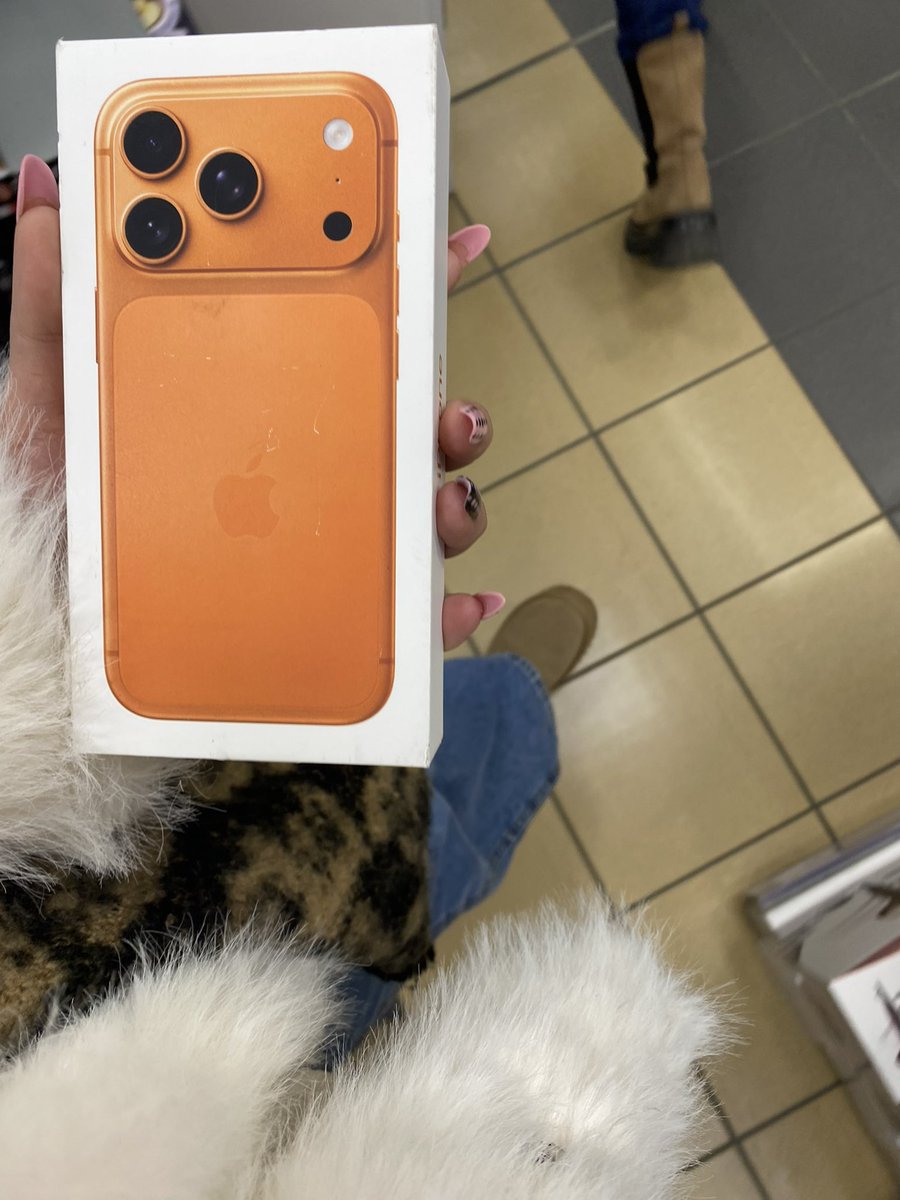 utterimafeep's tweet image. po ponad 5 latach nowy telefon 🫩