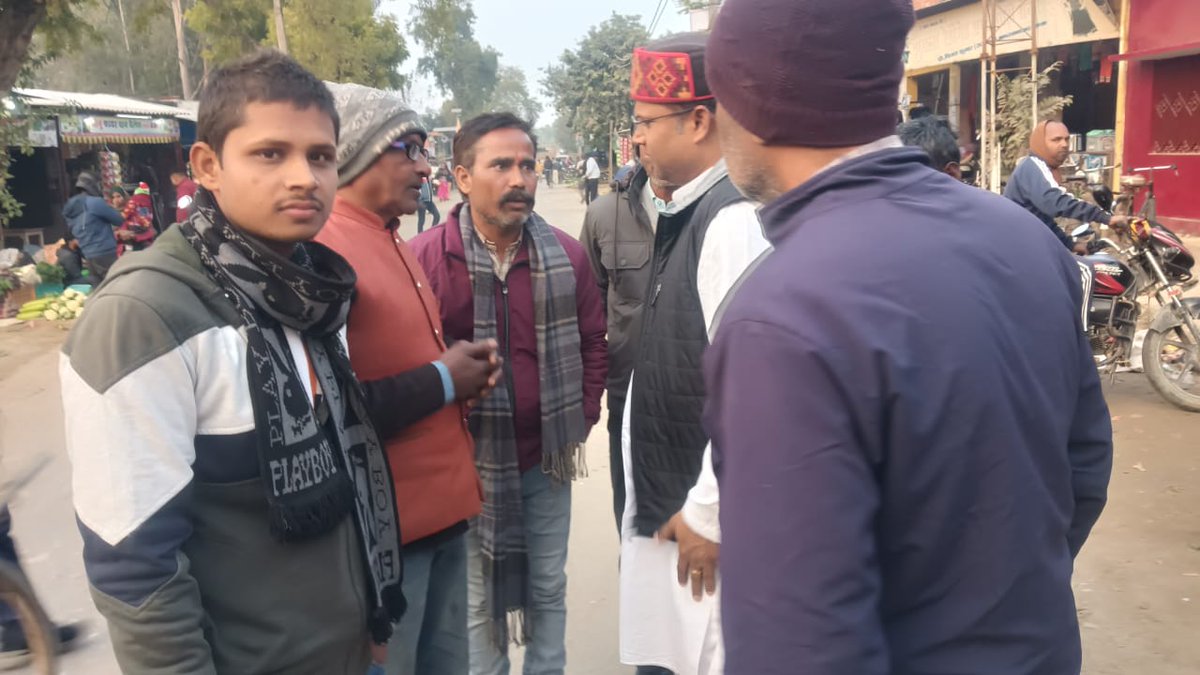 Ashok4salon's tweet photo. आज विधानसभा सलोन के अंतर्गत ग्राम सभा परैया का भ्रमण किया। अपने परिवारजनों से मिलकर उनकी कुशलक्षेम जाना ,इस दौरान यहाँ के स्थानीय किसानों से संवाद कर उनके अनुभवों को साझा किया और उनके द्वारा उपजाई गई ताजी सब्जियों की खरीदारी की।
@myogiadityanath
@smritiirani 
@idharampalsingh https://t.co/YmA3lrzION