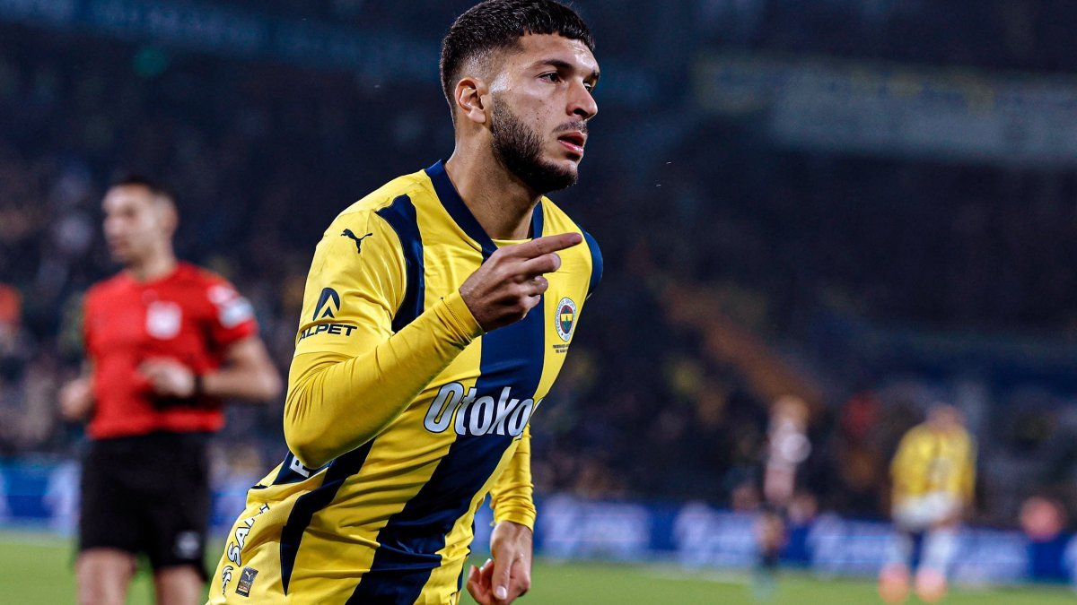 Trabzonspor’un yıllardır Fenerbahçe’ye oyuncu vermediği ortadayken, Uğurcan Çakır ve Mehmet Ekici sürecinde yaşananlar hâlâ hafızalarda tazeyken; bugün Fenerbahçe kesinlikle Oğuz Aydın'ı bu camiaya vermemelidir. #OğuzAydın <a href="/Fenerbahce/">Fenerbahçe SK</a>