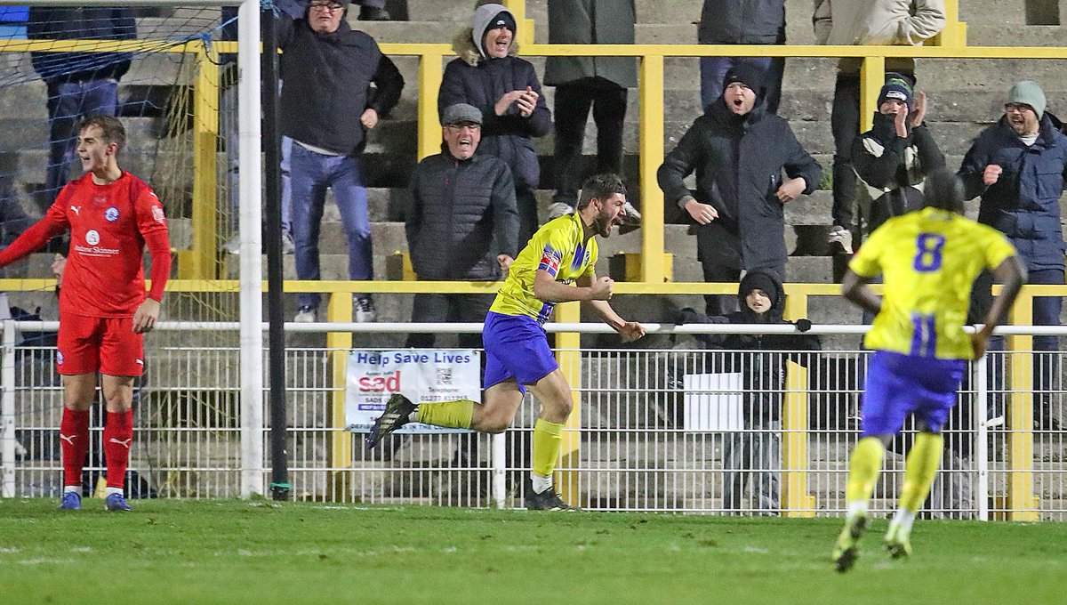 NickyHayesPhoto's tweet photo. A fantastic 1-0 victory for @CIFC over local rivals @BTFC courtesy of a late goal from Callum Newson sparking great celebrations from players, fans and Manager Garry Kimble alike @IsthmianLeague @ElliottRonto  Premier @CJPhillips1982 Echo https://t.co/EXKqHjSvQU