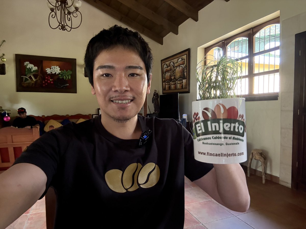 whisktail's tweet photo. ヘリで1時間。
山々と渓谷を幾度も超えてグアテマラ1の珈琲農園【EL Injerto】に到着。
世界中のバリスタが憧れる珈琲の聖地。
#ELInjerto https://t.co/luu0ItZ0DH