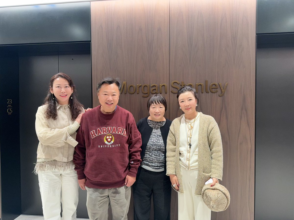 昨天和摩根斯坦利的大客户和执行董事（据说刘晓庆也经常到她们这里聚会打惯蛋）聚会，我和她们介绍了比特币上的稳定币BTCD，这个在哈佛孵化的金融工具可以让你加两倍多杠杆买入更多比特币而不用担心爆仓（你只需要把铸造的四分之一稳定币进入LP挖矿，在获取100%以上年收益的同时作为到期还款的流动资金