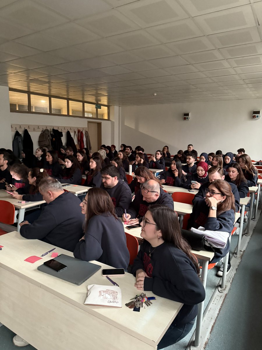 SezginBakirdere's tweet photo. 9. Geleneksel “Bakırdere Araştırma Grubu Yıl Sonu Değerlendirme Toplantısı”nı grup üyelerimizin katılımları ile gerçekleştirdik📚

Ülkemizin parlayan yıldızı, mensubu olmaktan onur duyduğum ünivesitemiz Yıldız Teknik Üniversitesi’nde gerçekleştirdiğimiz toplantımız kapsamında🎓;

-2025 yılında yaptığımız çalışmalarımıza ilişkin değerlendirme sunumu grup senyörümüz tarafından yapıldı.

-2026 yılı akademik hedeflerimiz araştırma grubu üyelerimizin katkı ve önerileriyle belirlendi.

-Tüm üyelerimizin heyecanla beklediği ödüllü bilgi yarışması düzenlendi ve kazanan üyelerimize ödül takdimleri yapıldı.

-Son olarak günün kapanışı grup yemeğimizle keyifli bir ortamda yapıldı.

2025 yılını geçen yıl koyduğumuz hedeflere ulaşmış olmanın gururu ile uğurlarken, 2026 için belirlediğimiz hedeflerimize yelken açtık. 

Bilim yolunda yürümeye devammm🧿🌺