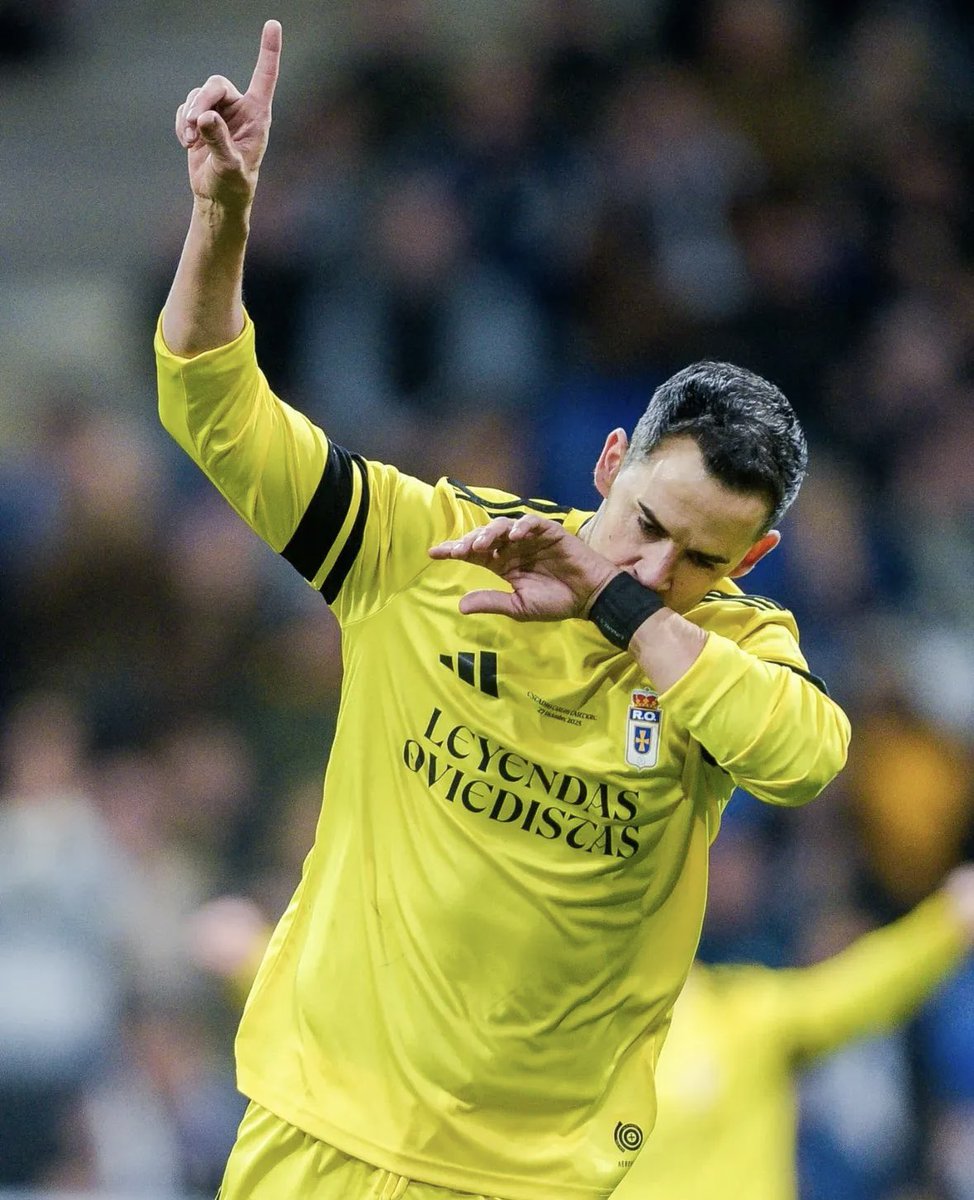 ¡Recordando viejos tiempos!

Muñequera negra y un beso eterno al cielo 💙✨

⚽️ 

Foto: <a href="/RealOviedo/">Real Oviedo</a>