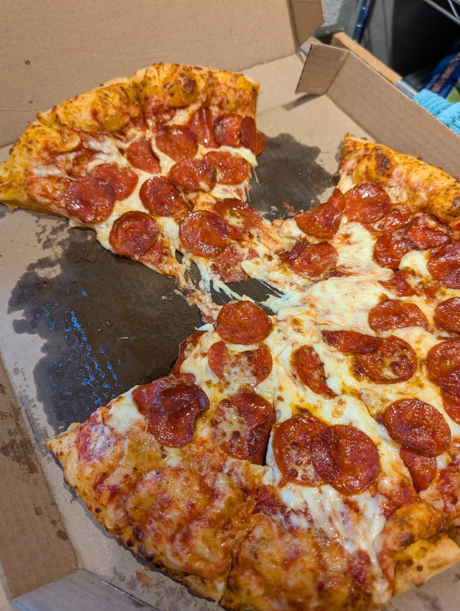 jrmcevoy's tweet photo. @dominos what a horrible pizza for 25$. Horrible experience wont order this hot mess again. #yikes https://t.co/d2kz6Aoiir