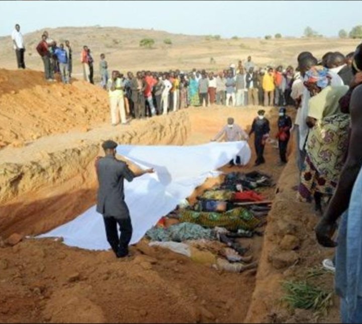 QuotidienAbsurd's tweet photo. Des dizaines de milliers de chrétiens tués au Nigeria depuis des années par des groupes djihadistes. Des villages rasés, des églises attaquées, une violence massive documentée.
Silence total de beaucoup de donneurs de leçons occidentaux.
Ce deux poids deux mesures interroge. https://t.co/8l6XTBRgme