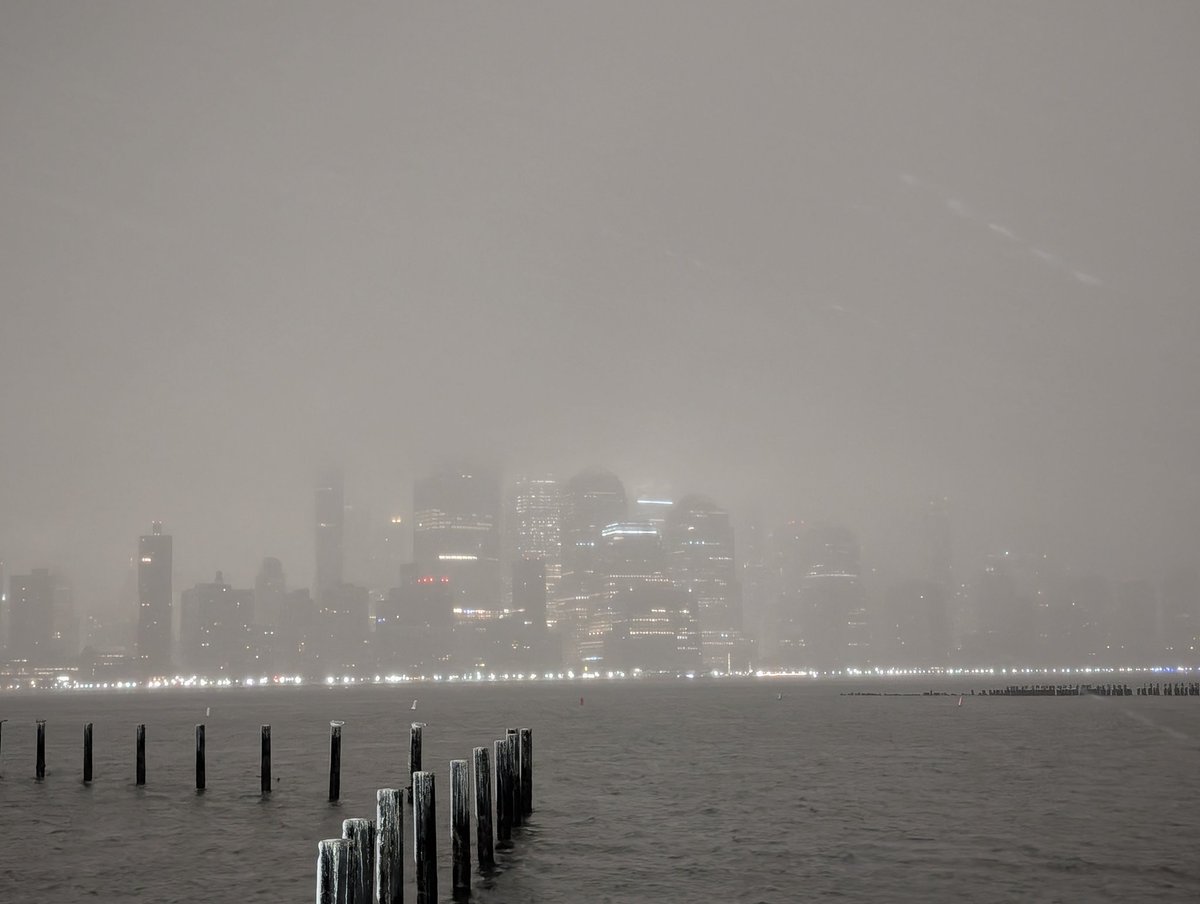 VrcChandge's tweet photo. A snow night New York ❄️ https://t.co/1vIvwWdyp0