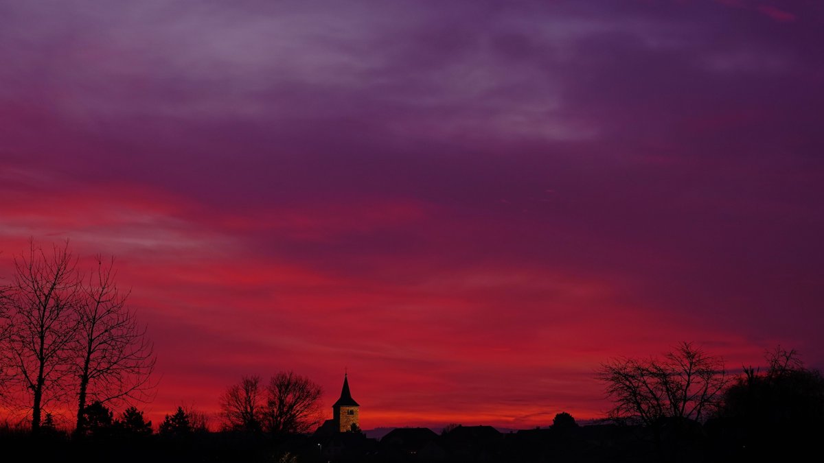 WetterOnline's tweet image. Das heutige Morgenrot (22.12.2025) in Bietigheim/Baden war atemberaubend. Ein kleines morgendliches Lichterfest verzauberte das Gänseblümchen, was sich viele so kurz vor Weihnachten ganz anders vorstellen würden. 

📷 Klaus Hammer 

#bietigheim #baden #morgenrot #gänseblümchen