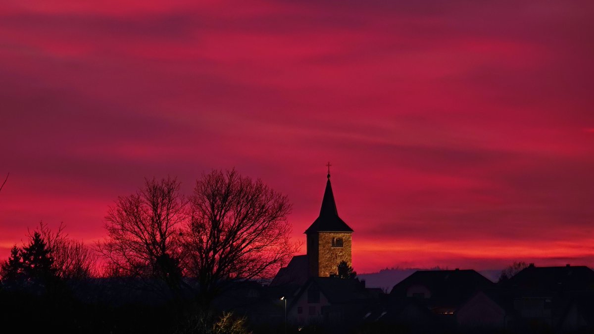 WetterOnline's tweet image. Das heutige Morgenrot (22.12.2025) in Bietigheim/Baden war atemberaubend. Ein kleines morgendliches Lichterfest verzauberte das Gänseblümchen, was sich viele so kurz vor Weihnachten ganz anders vorstellen würden. 

📷 Klaus Hammer 

#bietigheim #baden #morgenrot #gänseblümchen