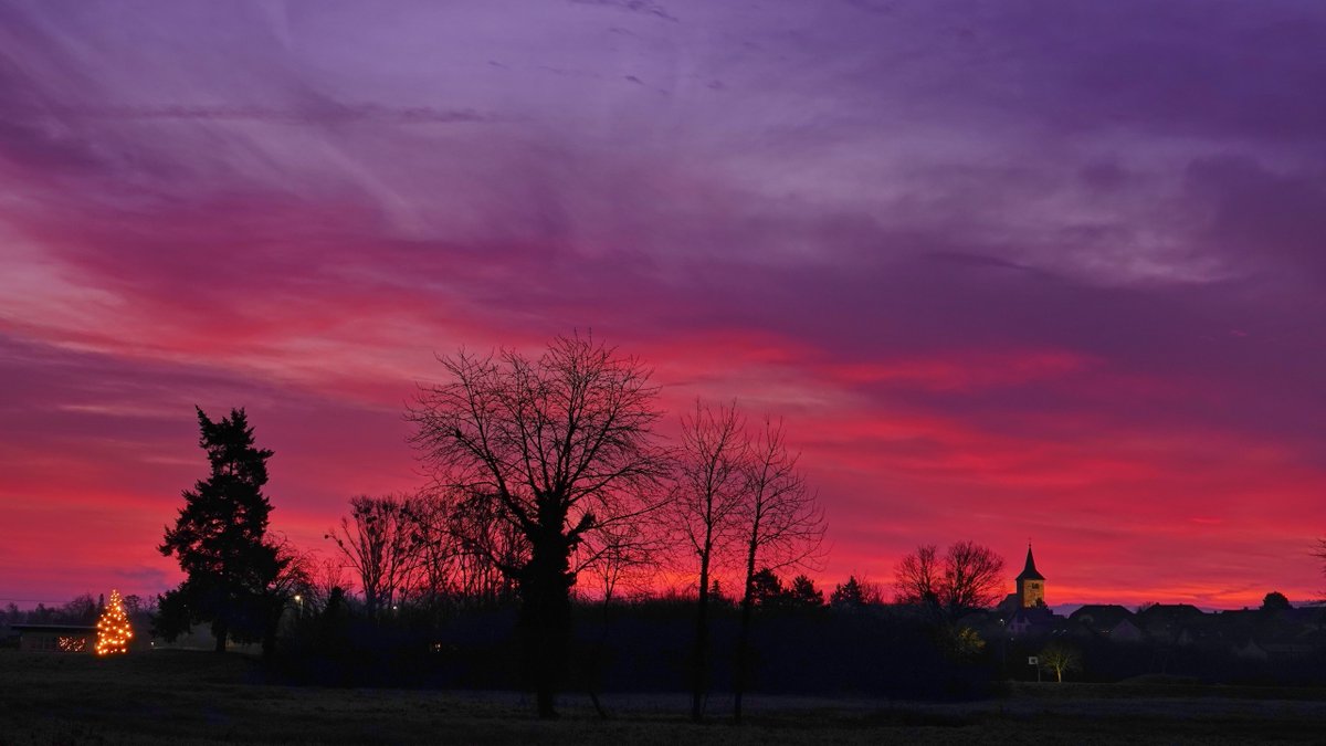 WetterOnline's tweet image. Das heutige Morgenrot (22.12.2025) in Bietigheim/Baden war atemberaubend. Ein kleines morgendliches Lichterfest verzauberte das Gänseblümchen, was sich viele so kurz vor Weihnachten ganz anders vorstellen würden. 

📷 Klaus Hammer 

#bietigheim #baden #morgenrot #gänseblümchen