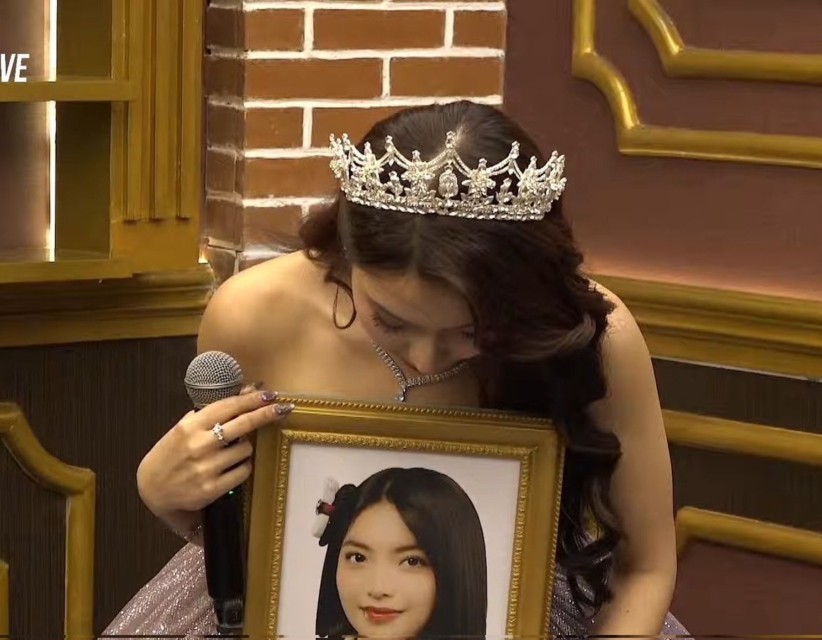 luxQueee's tweet image. cuma si grc grc itu yang bisa bikin aku ke jkt untuk nonton gradconnya doang. seneng bisa hadir dan melihat langsung di moment penting itu, ya.. meskipun gabisa hadir ke last show hari ini. 

Happy #GREduation cicii @S_GraciaJKT48 🫶
katanya kalo uda ex-mem tuh bisa reply ya?😅