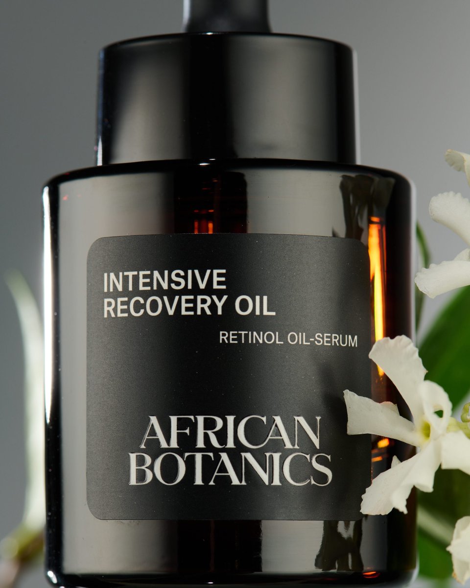 As night falls, cellular renewal accelerates.
Our encapsulated Retinol, delivered through controlled time-release technology, ensures a steady, low-irritation diffusion of actives. It works synergistically with Vitamin E, Vitamin C Ester, CoQ10, and bioactive Micro-algae.