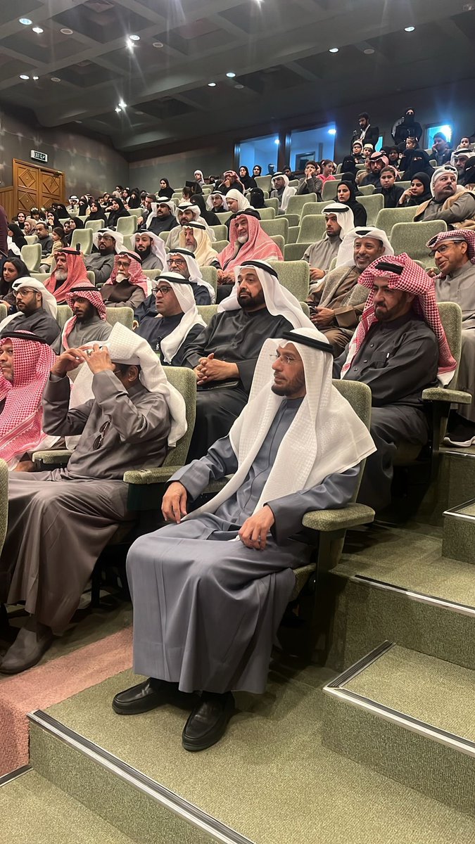 mh_awadi's tweet photo. ▪️تكافل "الداخلية" و "الشؤون" و "العدل"… ورحمة السجناء

حضرت التظاهرة الاحتفالية الخيرية التراحمية النوعية الكبيرة التي دعت إليها "جمعية التكافل لرعاية السجناء" التي أقيمت تحت رعاية وزير الشؤون الاجتماعية ووزير شؤون الأسرة والطفولة الدكتورة الفاضلة أمثال الحويلة في الصالة الكبرى لمعهد التخطيط  العربي في الكويت، وذلك بمناسبة مرور 20 عاما على تأسيس الجمعية بهدف الاحتفاء بالمتفوقين من أبناء السجناء والغارمين وتكريم الجهات الداعمة لمسيرة الجمعية والمشاركين في حملة الخير "أهل الديرة متكافلين".
▪️ولعل التعاون الحثيث والتفاهم بين جمعية التكافل ومؤسسات الدولة ممثلة في وزارة الداخلية ووزارة العدل ووزارة الشؤون في فك هذه الكربات الثقيلة عن السجناء وذويهم، ما يجعلها تجربة تُحتذى في ثمراتها الاجتماعية الناجحة، هو أبرز ما ميَّز هذه الفعالية المباركة حسبما ذكر ذلك الأخ الأستاذ مساعد مندني في كلمته التي ألقاها بالمناسبة.
▪️ومما لفت الانتباه، تلك المشاركة التطوعية لفعاليات ورموز اجتماعية متنوعة، فقد تم تكريم فنانين ورياضيين وأكاديميين ودعاة وكنت واحدا من أولئك المكرمين، ليتعزز المعنى الأكبر والهدف الأسمى من هذا الحفل، "أن دعم الخير هو الساحة الكبرى التي تجمعنا والرابطة المتفق عليها بين مكونات المجتمع".
▪️السنعوسي كان حاضرا..
كم كانت لفتة جميلة فكرةً ووفاءً، عندما ذكر رئيس "جمعية التكافل" أن العطاء كما يكون بالمال والدعم المادي يكون أيضا بكل فكرة إيجابية، كاشفا أن فكرة تأسيس الجمعية تم التقاطها في عام 1998 من وزير الإعلام السابق محمد السنعوسي -رحمه الله- عندما قدم برنامجه الناجح "سجناء بلا رصيد".
▪️وأخيرا فإن أبناء السجناء لم يختاروا ظروفهم، ولهذا لم يكن هدف هذه الجمعية مجرد سداد ديون وتسويات مالية بين الغارمين وأصحاب الحقوق وإنما كانت جسر أمن للرعاية الاجتماعية والتعليمية لأبنائهم، تجسيدا لمفهوم المسؤولية المشتركة لشعب ووطن والحمد لله رب العالمين.
@Moi_kuw 
@altakaful