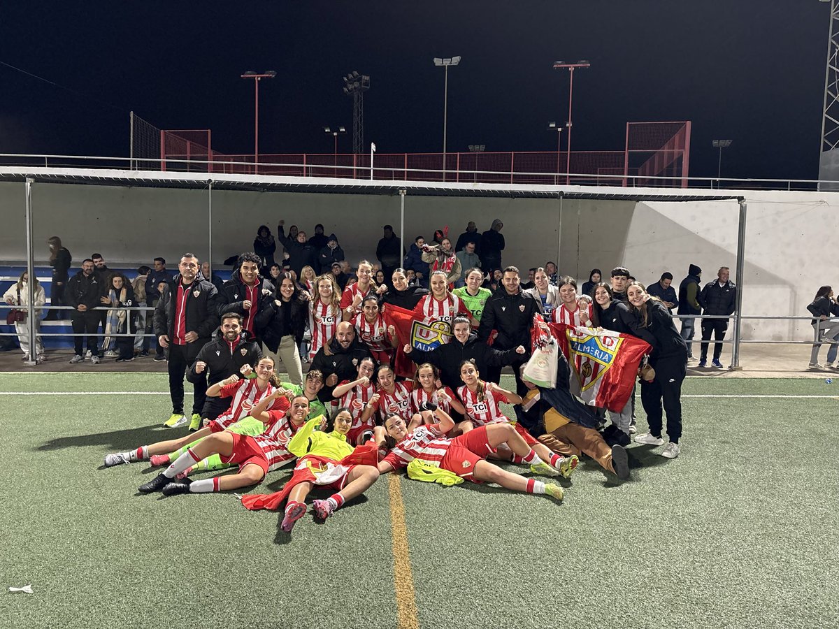 FemeninoUDA's tweet photo. ¡¡¡ V I C T O R I A !!! 

Grandísima victoria del #Femeninocadete ante las segundas clasificadas en el último partido del año 

#Femeninocadete 3-0 @xerezfeminasfc 

⚽️ Luna
⚽️ Jenni
⚽️ Zarza 

¡Enhorabuena chicas! 😍 https://t.co/X4m4E4kSUL
