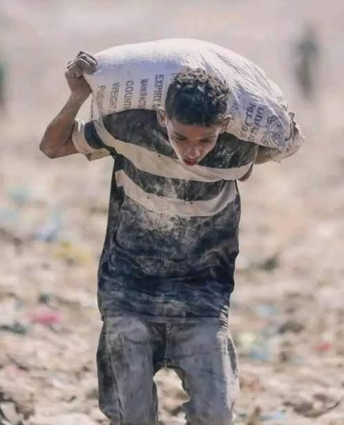 Bazı çocuklar sırt çantası taşır. Bazıları trajedi taşır. #Gazze