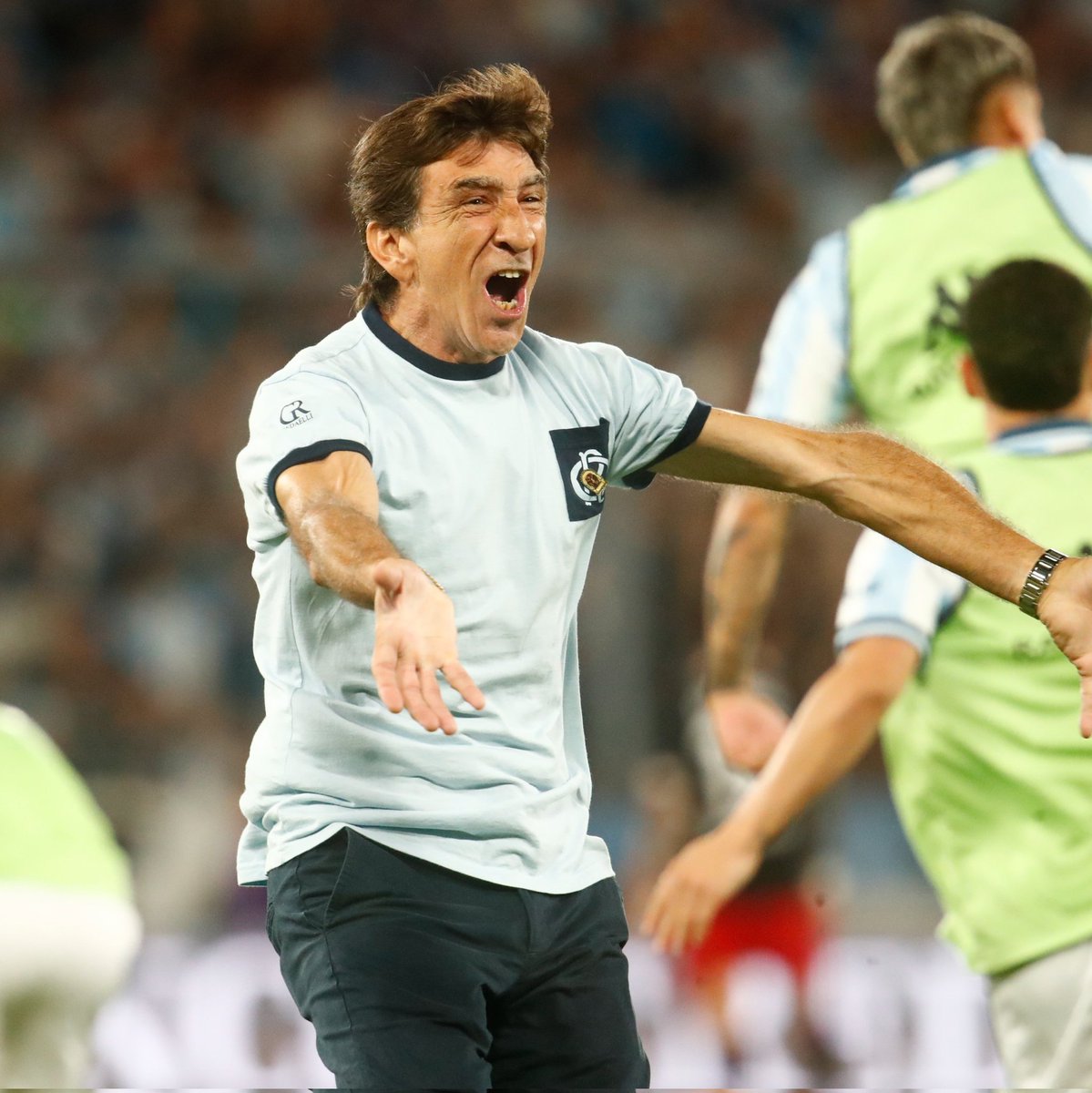 En estos momentos, Gustavo Costas está firmando su nuevo contrato con #Racing hasta diciembre de 2028 📝