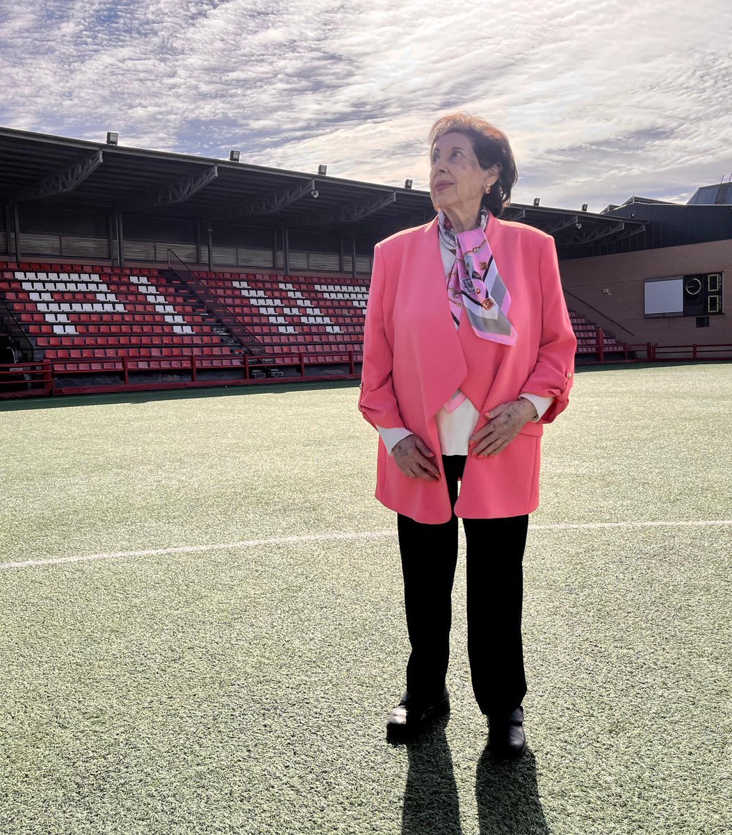 ⚫️El Ayuntamiento de Pinto lamenta el fallecimiento de Amelia del Castillo, Hija predilecta de la ciudad.

Se decretarán días de luto oficial el 28, 29 y 30 de diciembre, ondeando las banderas a media asta.

Por expreso de la familia, se mantiene la programación de Navidad.

DEP.