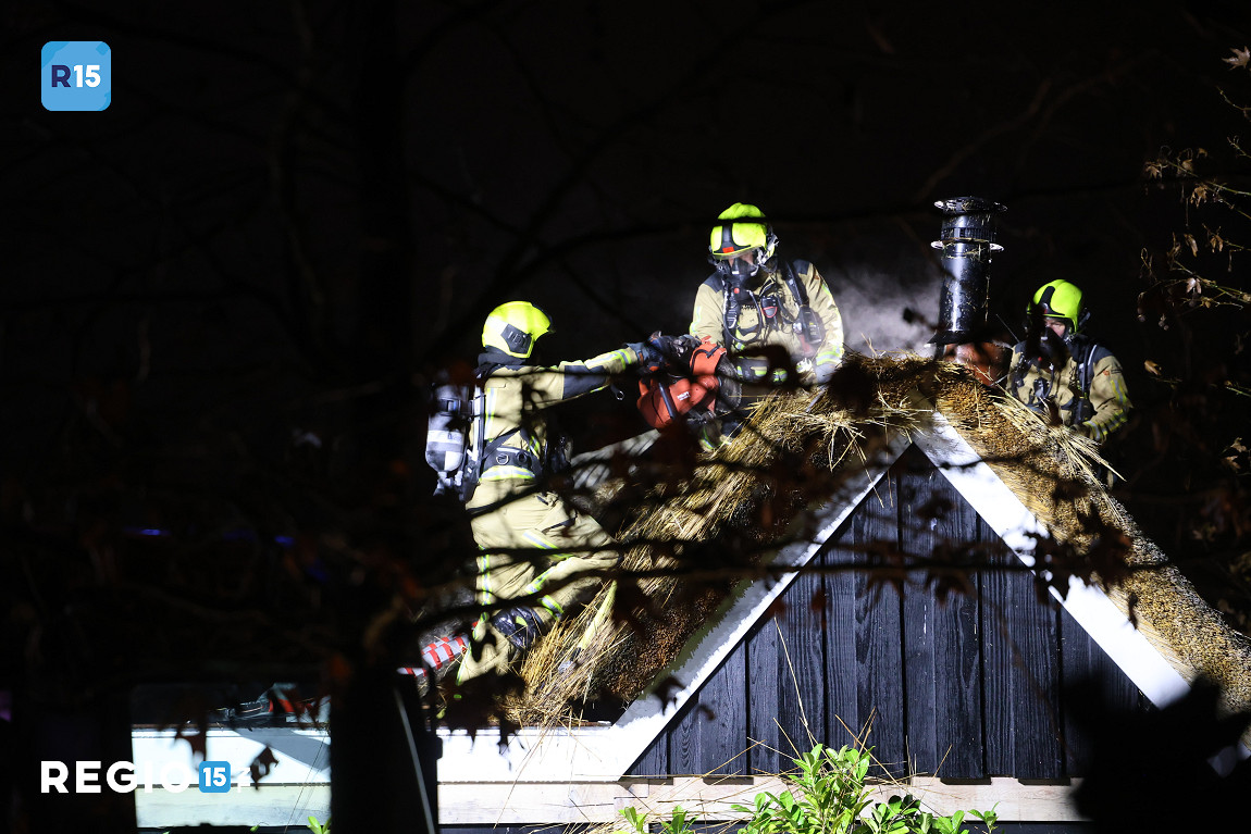 Brand in rieten dak van een schuur in Nootdorp