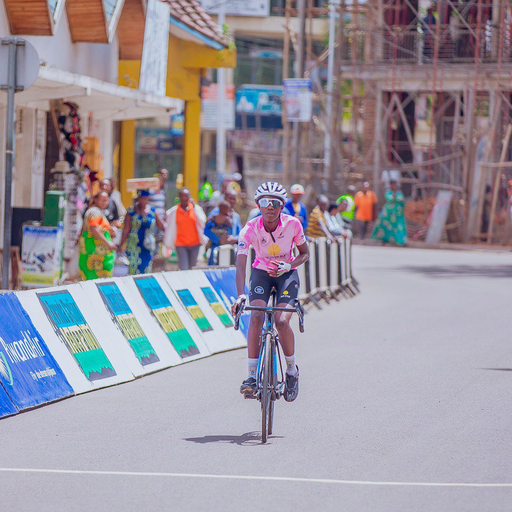 umunsiofficial's tweet photo. AMAFOTO 🚨 Uwizeyimana Ancille ukinira Bugesera Cycling Team ni we wegukanye Isiganwa Musanze Challenge 2025 mu Cyiciro cy'Abangavu. 

#umunsimediacom  #agezweho  #umunsiofficial  #umunsisports  #umunsimedia https://t.co/MvskxCjDww