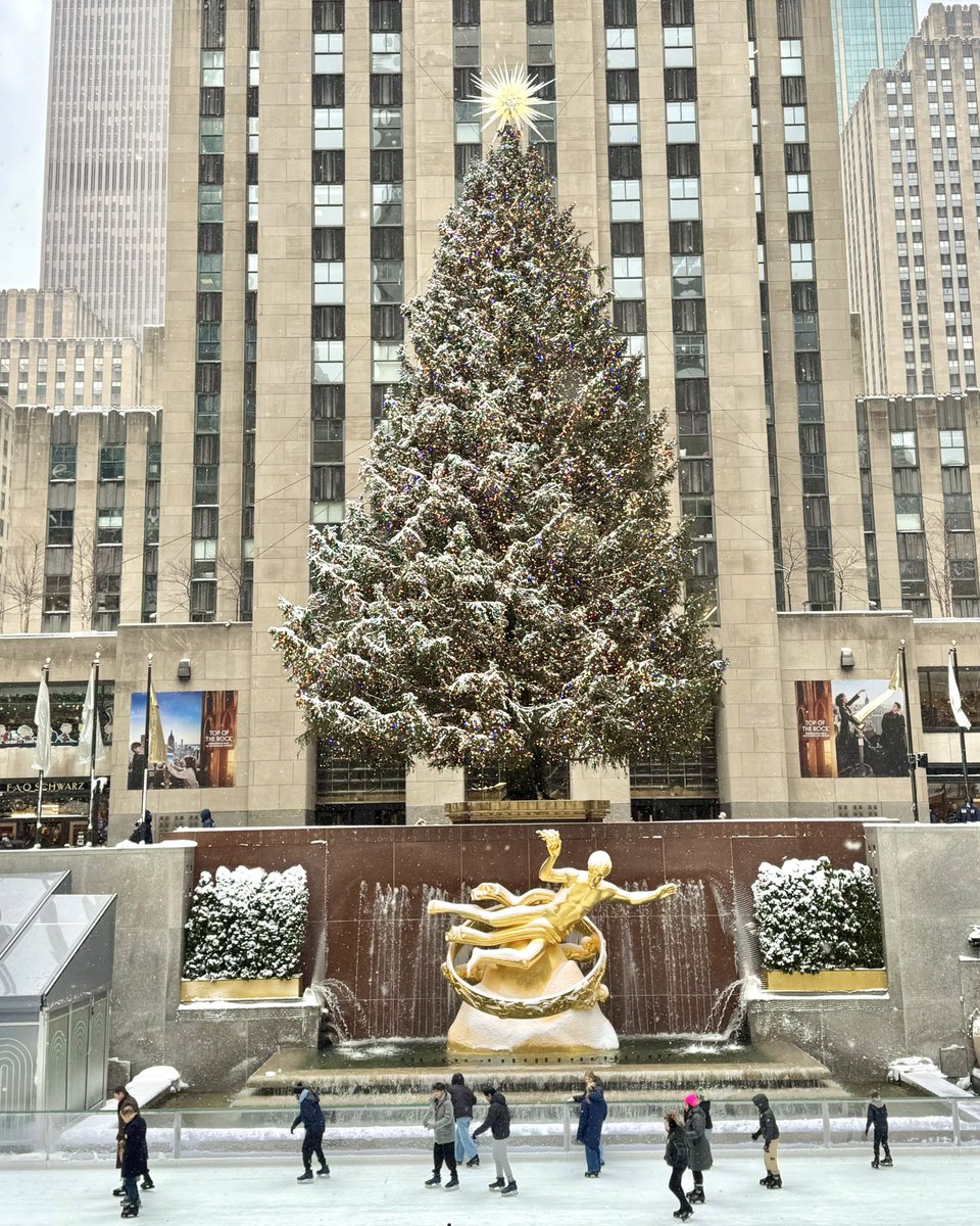 NYCkopp's tweet image. Rockefeller Center this morning 
New York City ❄️❄️❄️☃️🥶