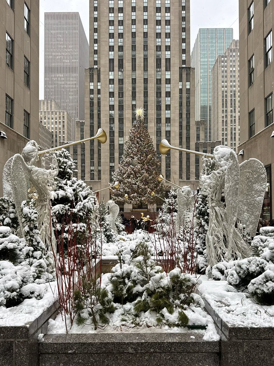 NYCkopp's tweet image. Rockefeller Center this morning 
New York City ❄️❄️❄️☃️🥶