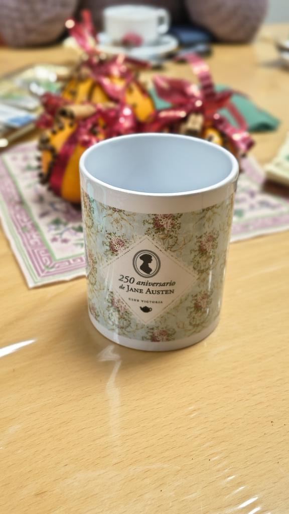 sitiojaneausten's tweet photo. Mirad la tacita bonita del #250aniversario de #JaneAusten que nos ha dado @Ed_Invisibles esta #Navidad, y disponible si compráis el #clubVictoria de la editorial.
Muchas gracias 🫂 ❤️
#250janeausten
https://t.co/9bmGZv76vC https://t.co/olKphIKn94