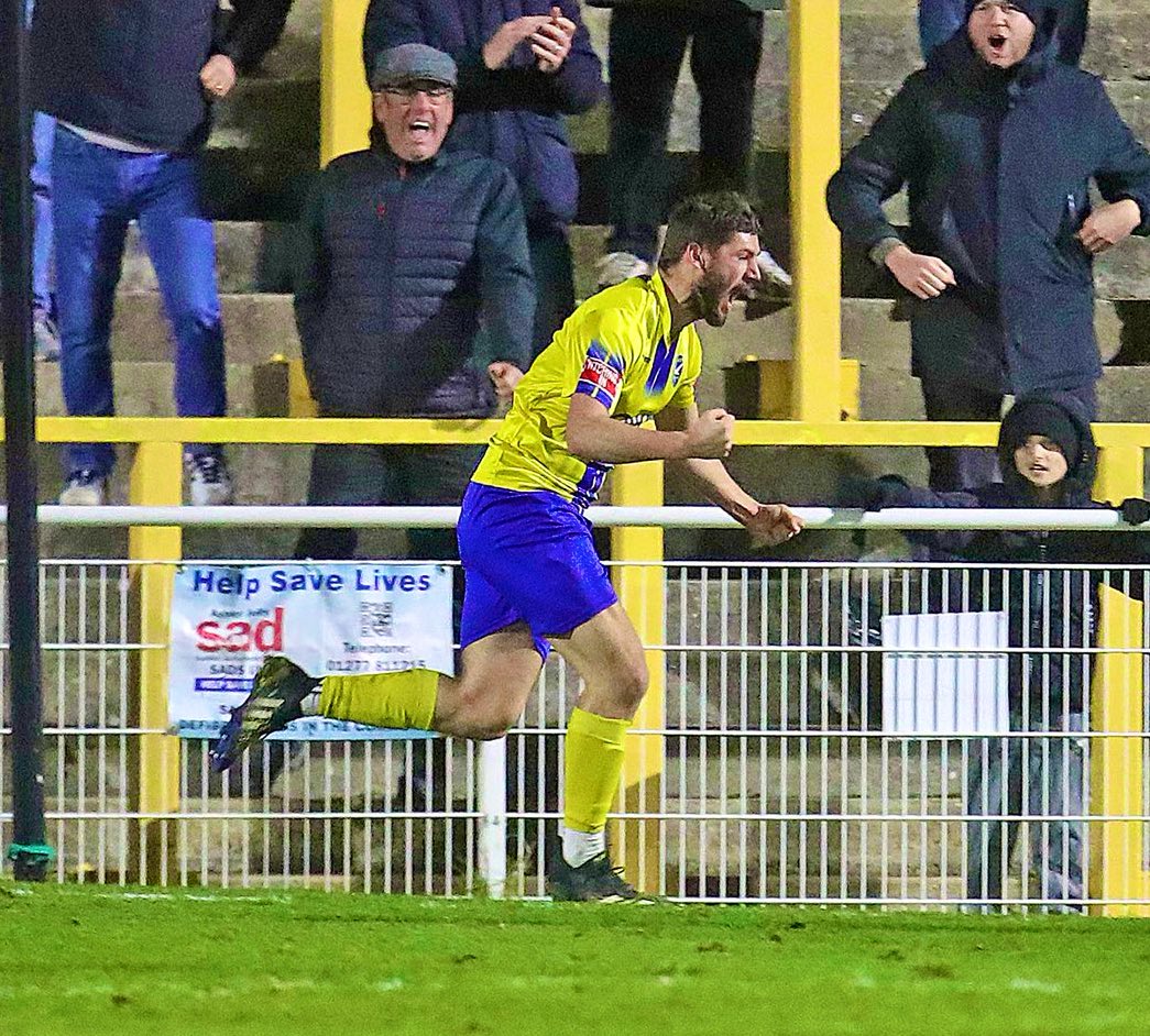 CIFC's tweet photo. Calum Newson 🤝 last minute winners. https://t.co/bsH6tg4kmw