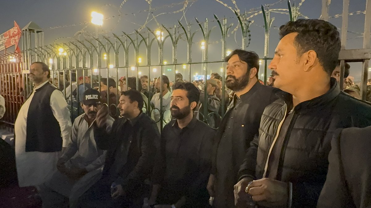 JamKhanShoroPPP's tweet photo. اُن کی جدوجہد، قربانی اور عوام سے محبت آج بھی ہمارے دلوں میں زندہ ہے اور آنے والی نسلوں کے لیے مشعلِ راہ ہے.
2/2 https://t.co/ti5LFt3Q4w