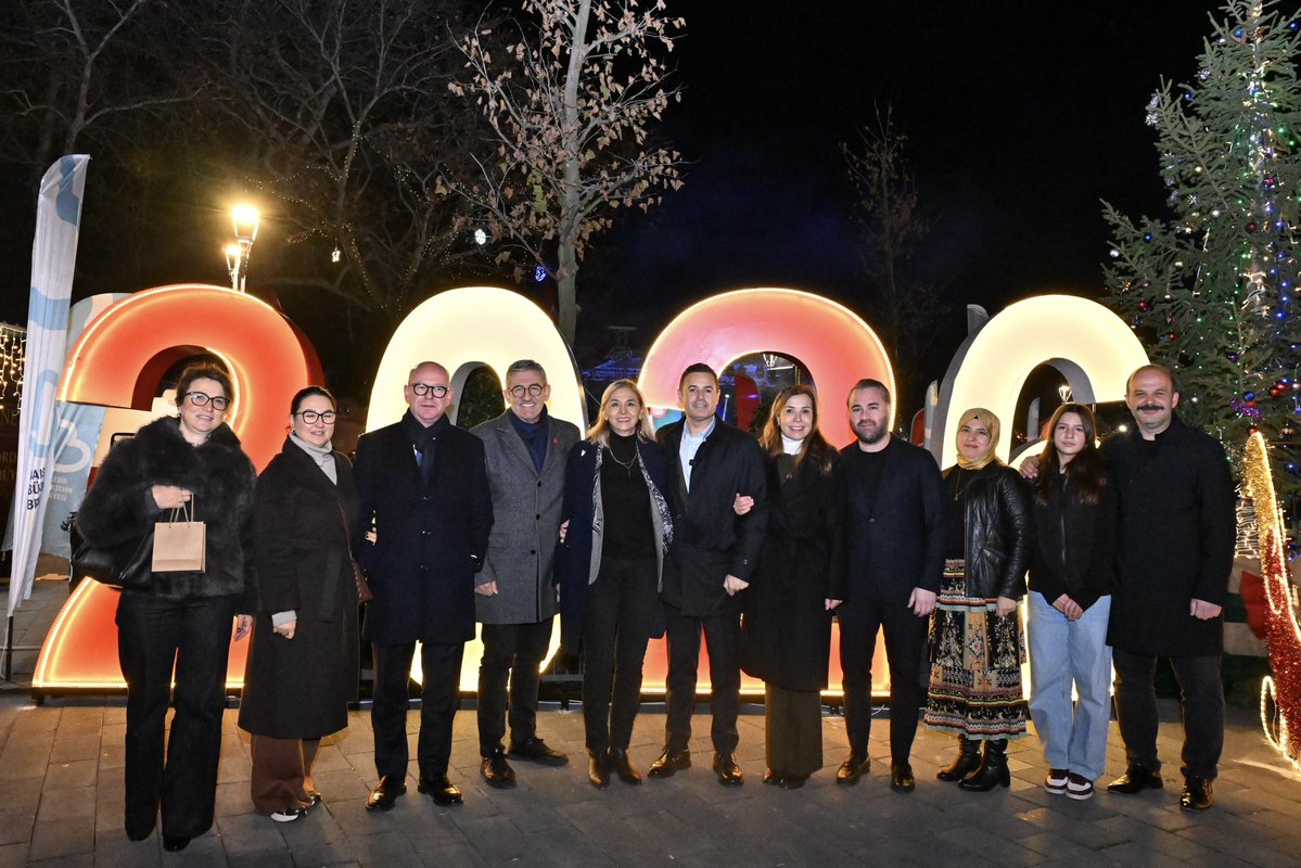 📌 Cumhuriyet Meydanımız, Yeni Yıl Çarşısı ile ışıl ışıl..❤️

Işıl ışıl stantları, müzikleri, renkleri; kadın girişimcilerimizin emeği ve üretme azmiyle meydanımız bambaşka bir güzelliğe büründü. Meydan dolu, enerji yüksek, yüzler gülüyor.

Bu güzel yeni yıl atmosferini