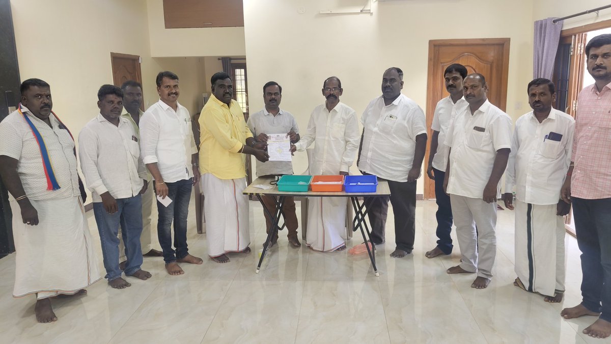 RameshExDefence's tweet photo. கிருஷ்ணகிரி மேற்கு ஒன்றிய செயலாளர் *திரு.ரமேஷ் கவுண்டர் M.A.,Ex Army,* அவர்கள் தமிழக சட்டப்பேரவை பொதுத் தேர்தலுக்கு பாட்டாளி மக்கள் கட்சியின் அலுவலகத்தில் மாவட்டச் செயலாளர் திரு மோகன்ராம் அவர்கள் தலைமையில் விருப்ப மனு தாக்கல் செய்தேன். https://t.co/71B4e1pNsE