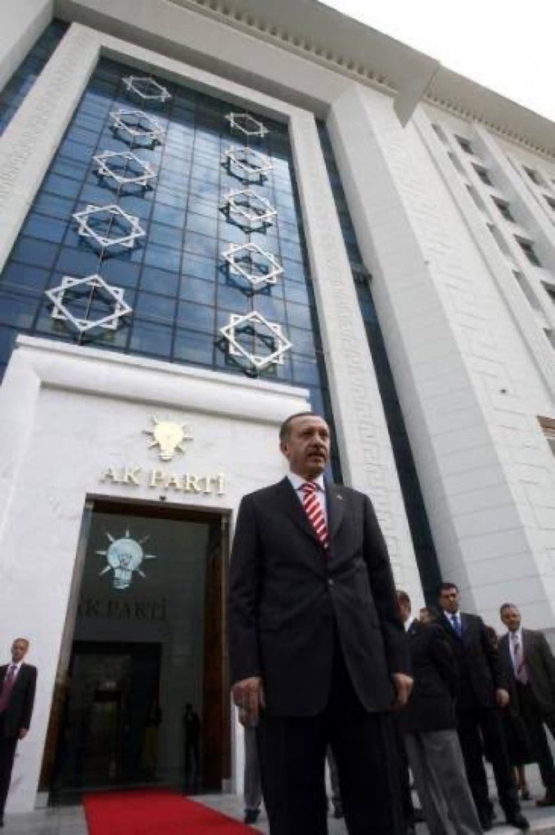 Kemalistilkay1's tweet image. Sevgili Cumhurbaşkanımız, "deftere not alıyoruz" demiştiniz ya, 
Biz de TCK 26'ya göre kendimizce bir kaç not aldık.
Yüce makamınıza arz ederiz efendim.

-Deniz Feneri, 
-Yimpaş, 
-Kombassan, 
-kurban paraları, 
-Ayakkabı kutuları, 
-Para sayma makina ve kasaları,
-Yetim, dul,…