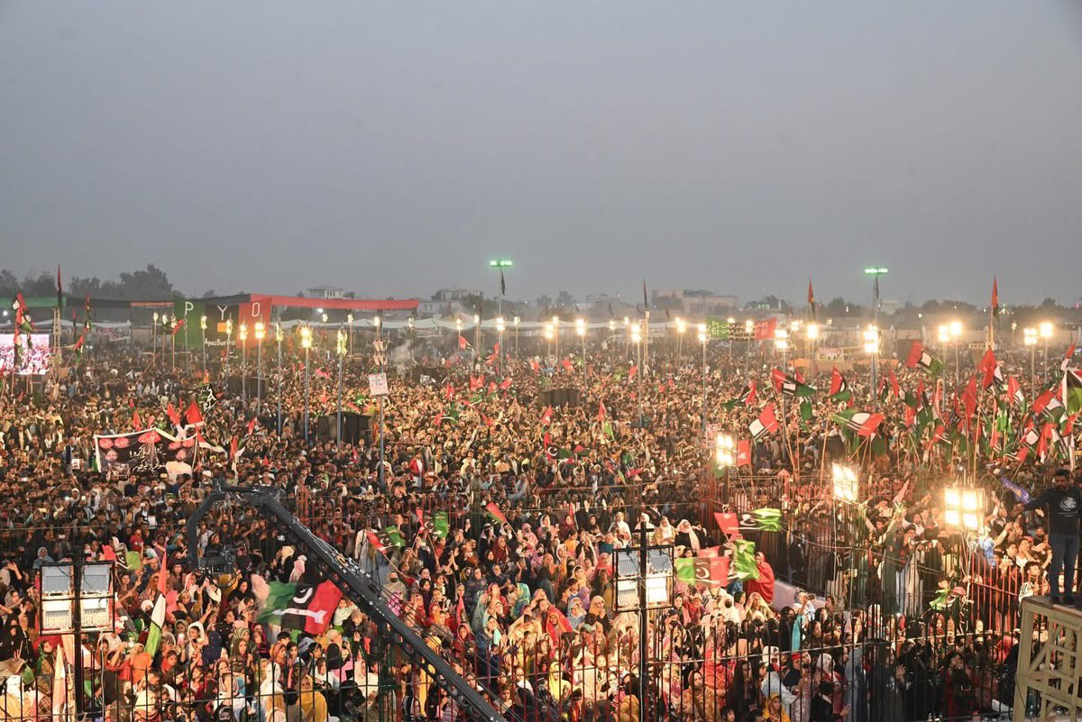 JamKhanShoroPPP's tweet photo. شہید محترمہ بینظیر بھٹو کی 18ویں برسی کے موقع پر ایک نڈر، باوقار اور عوامی رہنماء کو خراجِ عقیدت پیش کرتے ہیں۔

محترمہ بینظیر بھٹو شھید نے جمہوریت، آئین اور عوام کے حقوق کے لیے اپنی جان کا نذرانہ پیش کیا۔
@jamkhanshoro 
1/2
#SalaamBenazir https://t.co/DioKmrlq88