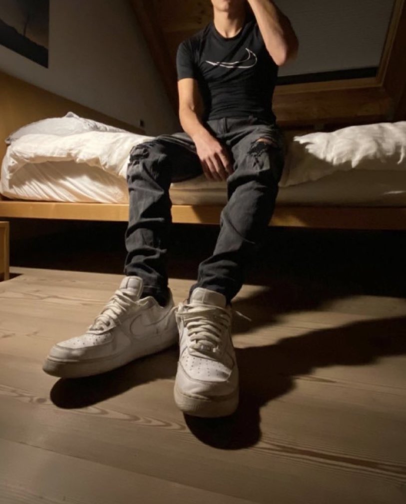 Master_Matte0's tweet image. chi vorrebbe stare  sotto le mie airforce 
#FootFetish,
#FeetLover, #FeetWorship, #Soles.