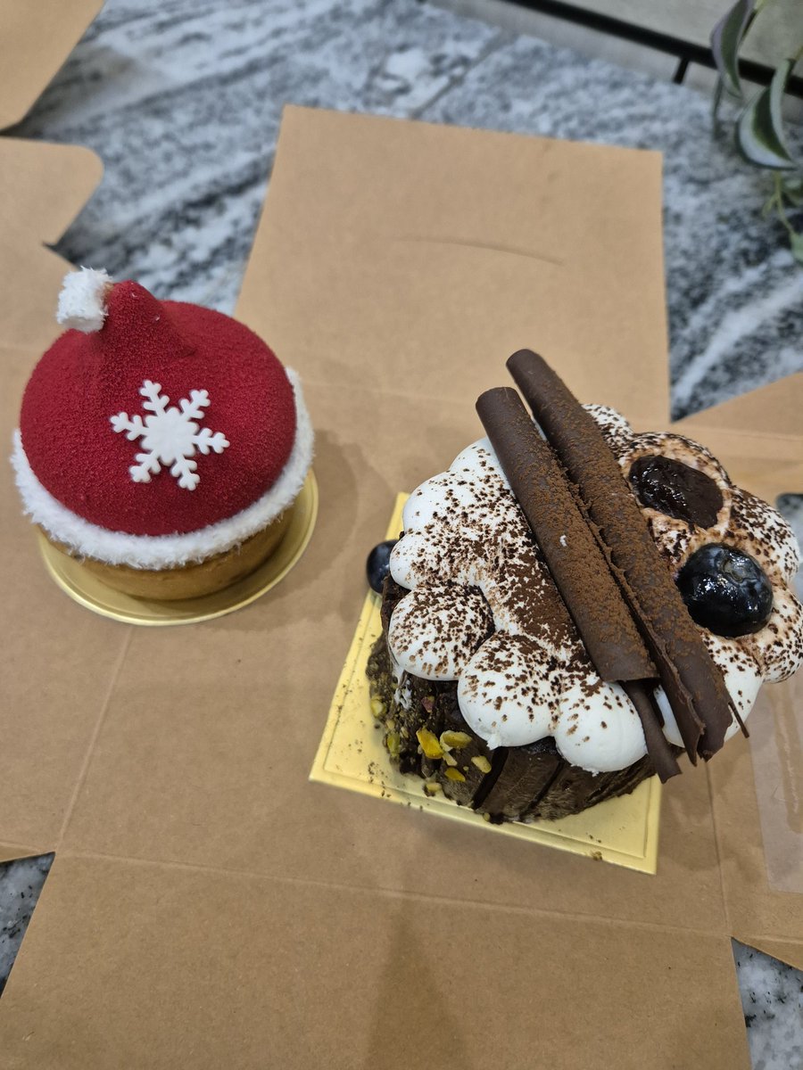 j_juandy's tweet image. Bday cakes for one of tour participants and also bought chocolate at KLIA #26Dec #Worklyfe