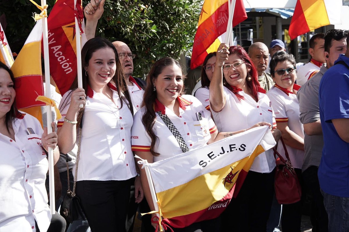 UnidadSindical_'s tweet image. En el día del Sindicalista Salvadoreño, la memoria se hizo presente.

La Unidad Sindical Salvadoreña (USS) conmemoro a los mártires de FENASTRAS, quienes dieron su vida por defender los derechos de la clase trabajadora.

36 años después, seguimos en pie, organizados y unidos,…